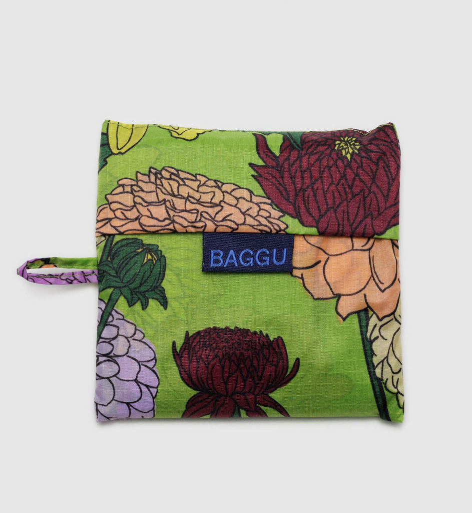 Dahlia standard Baggu folded into it's matching pouch.