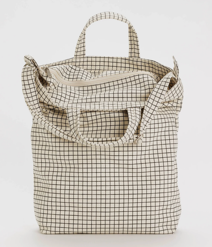 Natural grid pattern of the canvas Zip Duck Bag showing the zipper closure and the handles of the bag. 