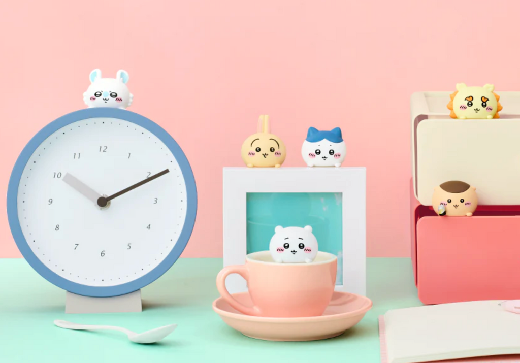 Chiikawa Hippers vinyl series on desktop items.