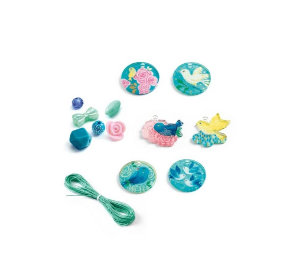 Elastic thread, beads and pendants from the Fancy Beads Birds Set. 