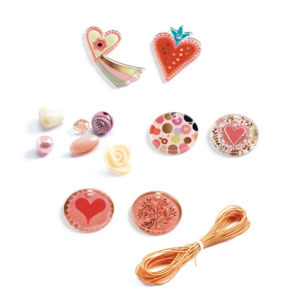 Elastic thread, beads and pendants from the Fancy Beads Hearts Set. 