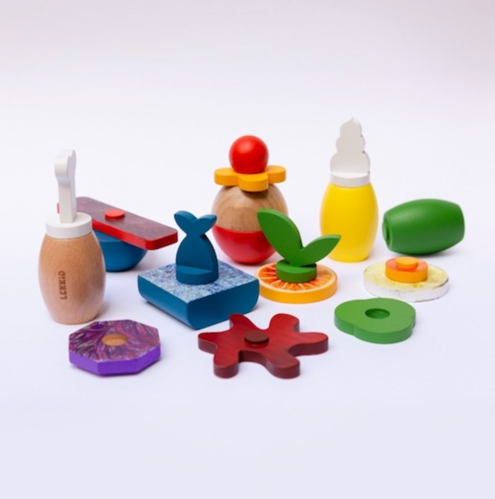 Play food items pieced together using the Fantasy Food building set. 