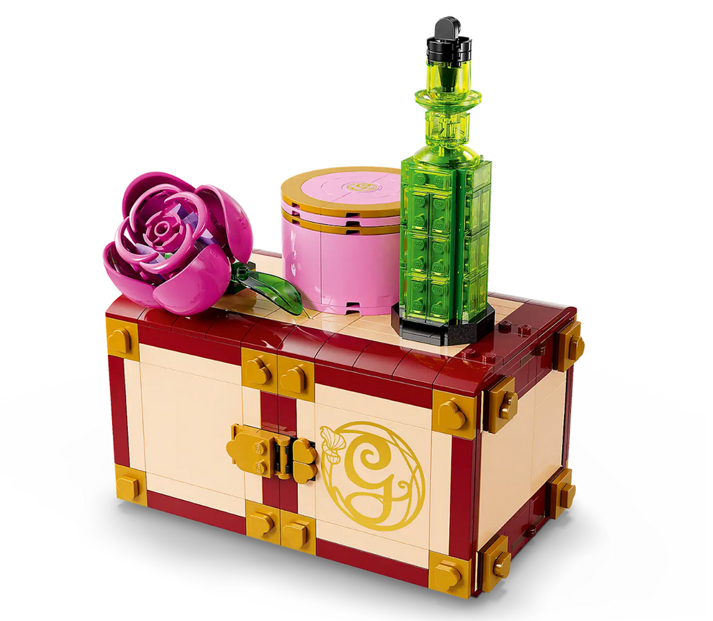 The beautiful buildable trunk that opens out into a detailed dollhouse playset. The trunk has a lovely rose, green bottle and pink hat box on top. 