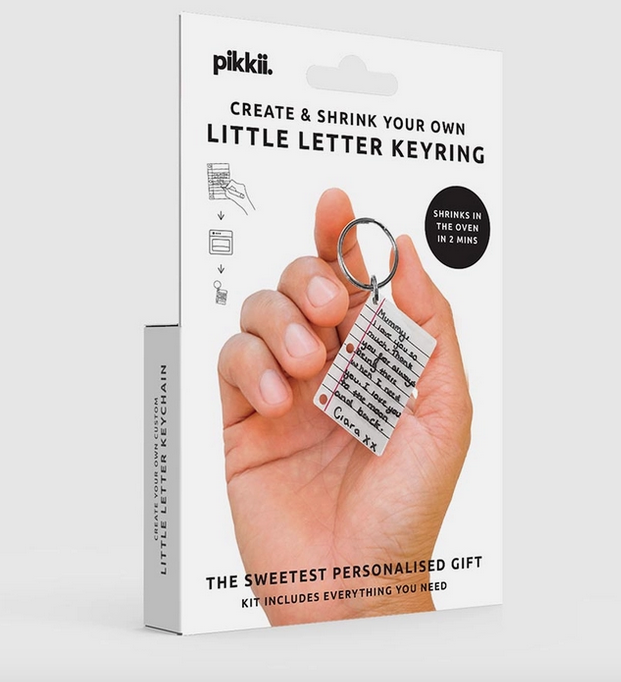 White box with picture of a hand holding a personalized keychain with a letter to a mommy.