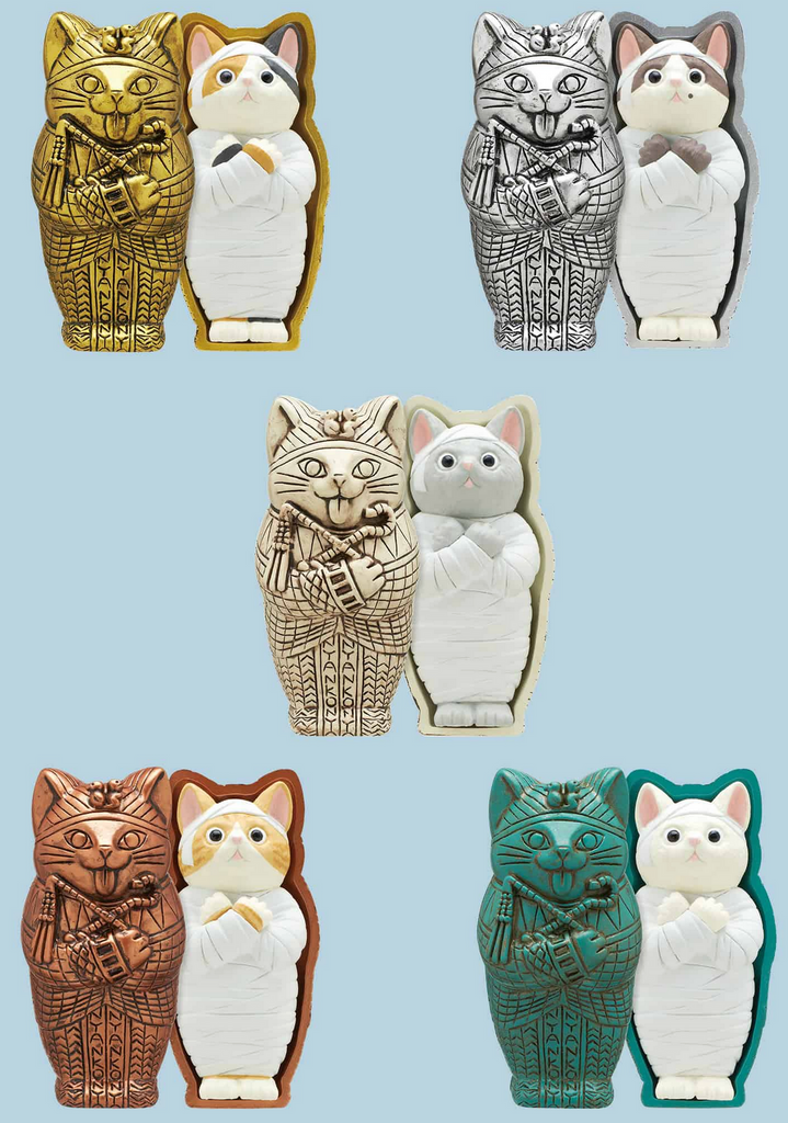 5 styles of the Mofusand Mummy Cat collectible vunyl toy figures next to their cat shaped cases.