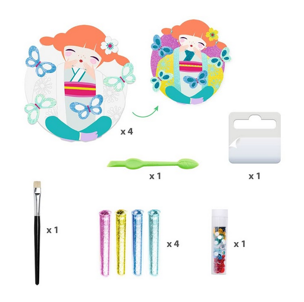 Onnanoko Glitter set includes 4 printed and pre-glued rounded cards, 4 tubes of glitter, 1 assortment of mini rhinestones, 1 plastic tool, 1 brush, 4 adhesive fasteners for hanging and 1 color step-by-step explanatory booklet. 