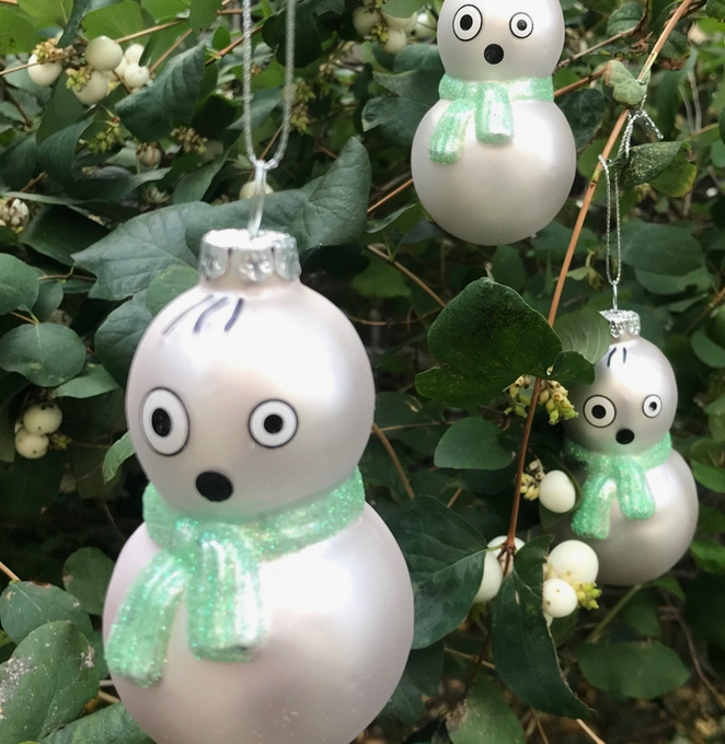 Several Pop ornaments on a green tree. 