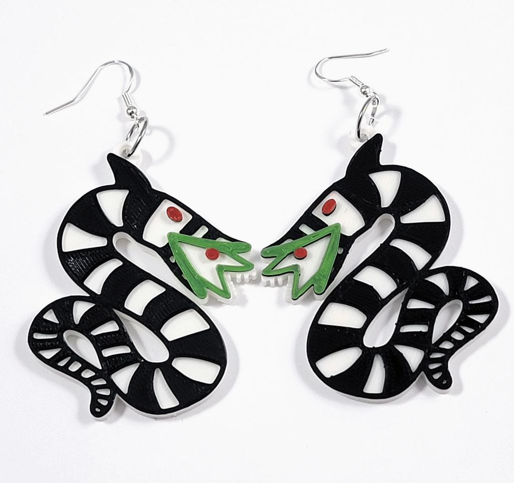 3D printed Sandworm earrings facing each others so that the silver plated ear wires. 