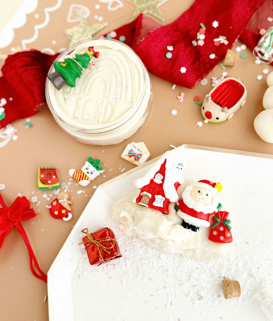 Santa's Cottage Kid Dough with Santa Clause, cottage, Christmas tree and other charms that come with the play kit. 