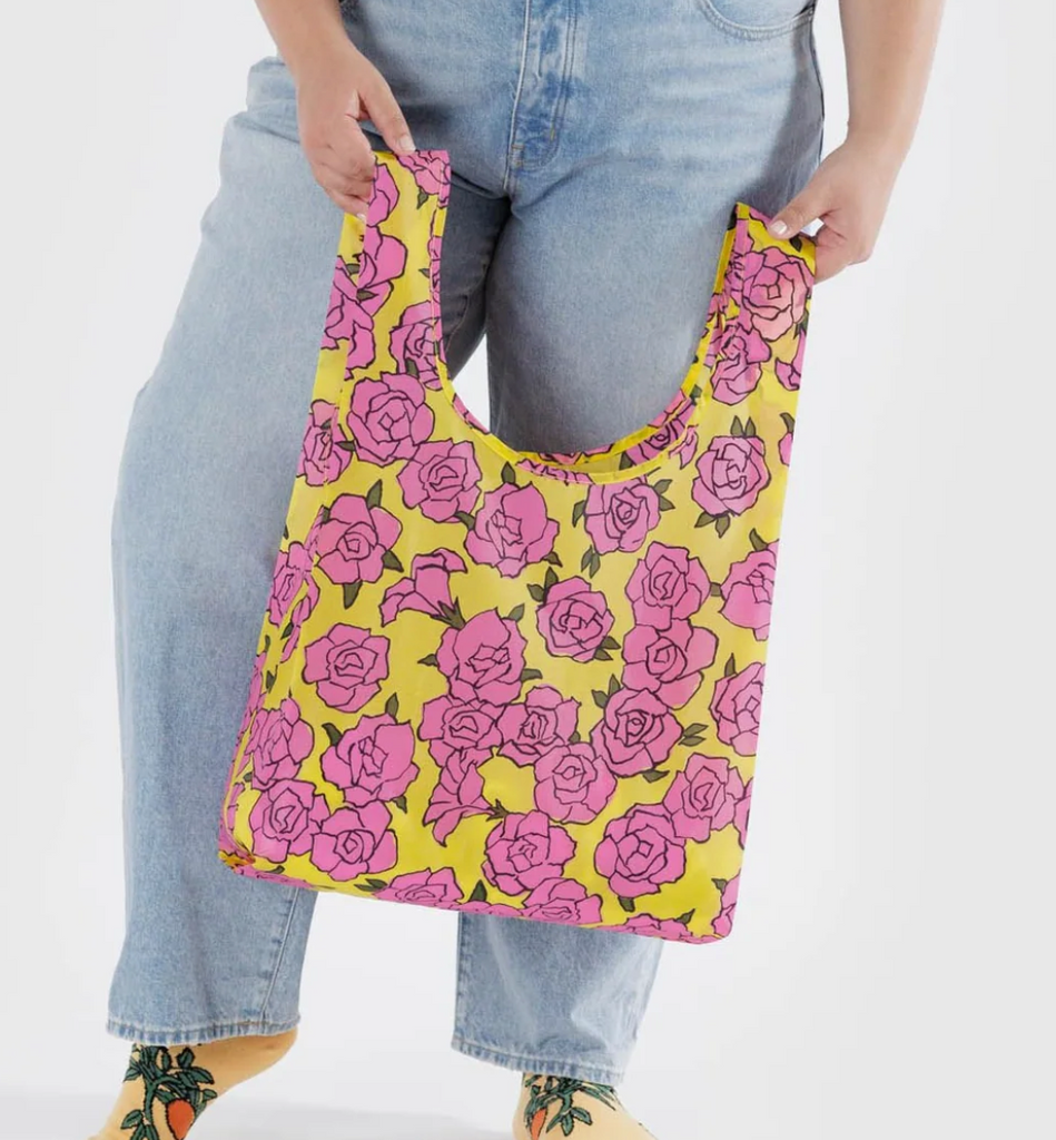 Rose Standard Baggu bag held by the handles.