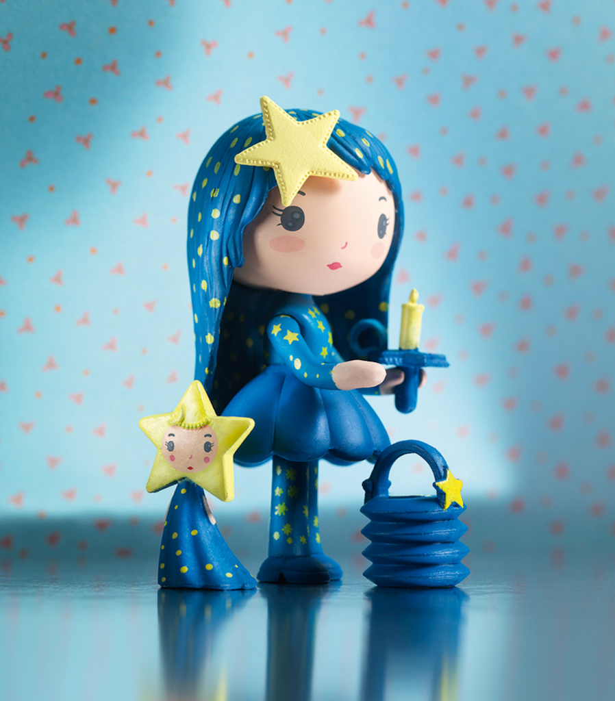 Tinyly figures Luz with her companion Light by her side as well as the lantern and candle that come with these figures. 